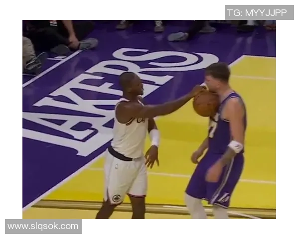 湖人快船对决再掀波澜球员冲突引发赛场打斗风波